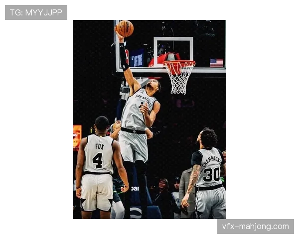 “特写：马刺状元文班亚马一次换防至外线，成功封堵东契奇后撤步三分的战术回合”